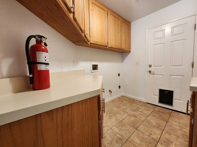 Building Photo - Spacious 4 Bed / 3 Bath Windsor Home