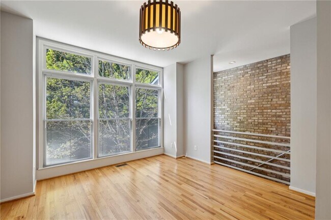 Building Photo - 1294 Fernwood Cir NE
