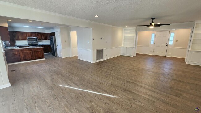 Building Photo - 114 Van Dr