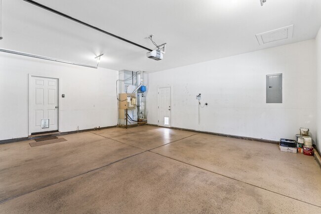 Building Photo - 552 E Whitney Ct