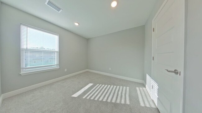 Building Photo - 806 Kenneth Dr
