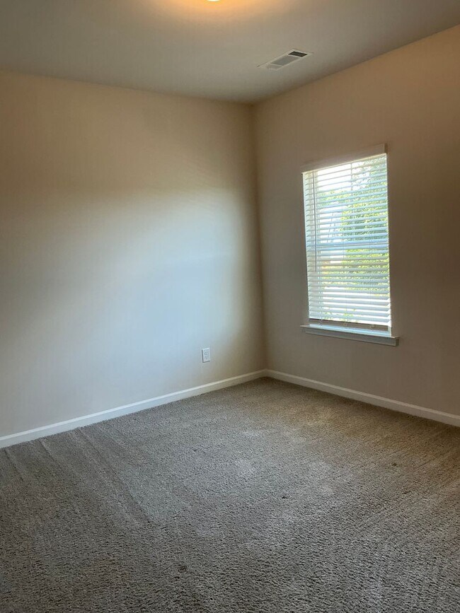 Building Photo - 3-bedroom, 2.5-bathroom single-family home