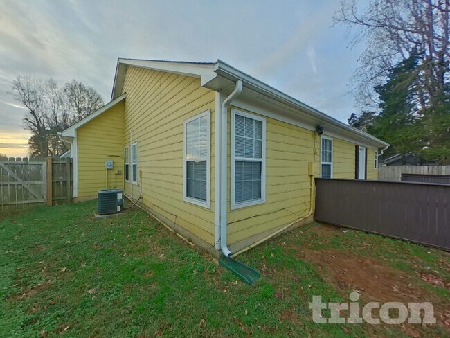 Building Photo - 5000 Poplar Glen Dr