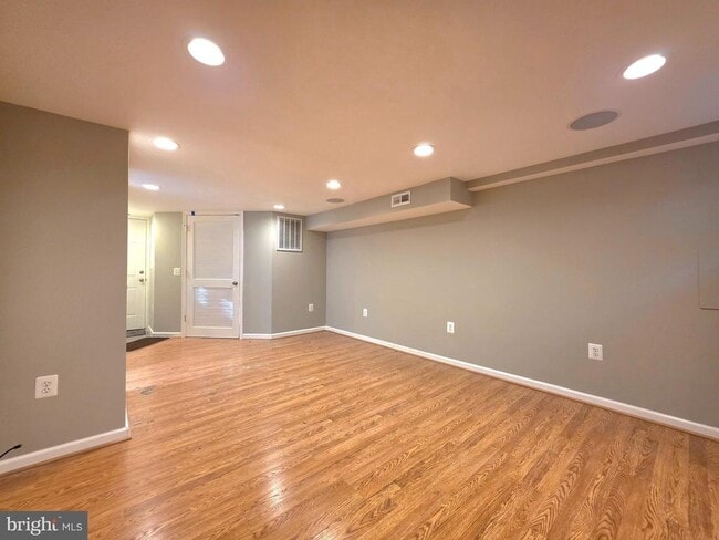 Building Photo - 527 E Nelson Ave