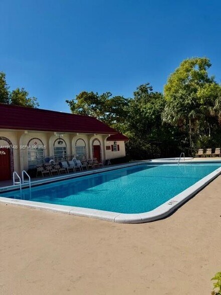 Building Photo - 3064 Riverside Dr