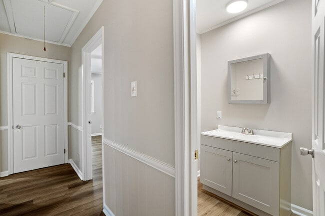 Building Photo - 207 S Hillcrest Dr