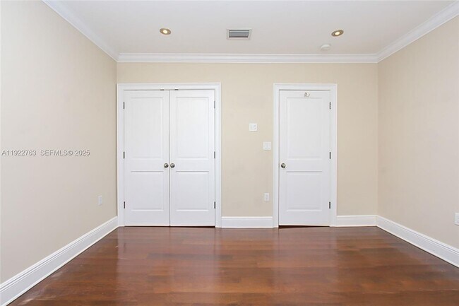 Building Photo - 1400 Alberca St