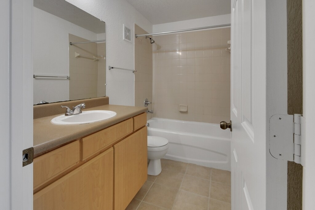 Building Photo - 940 Village Trl