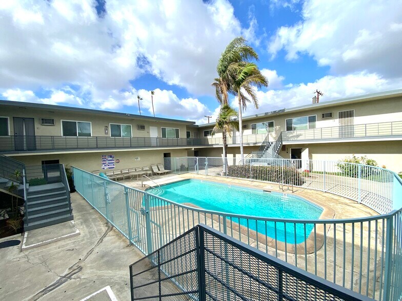 Pool-Courtyard - 15962 S Myrtle Ave