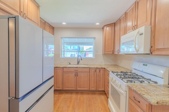 Building Photo - 6944 Cedar Ln