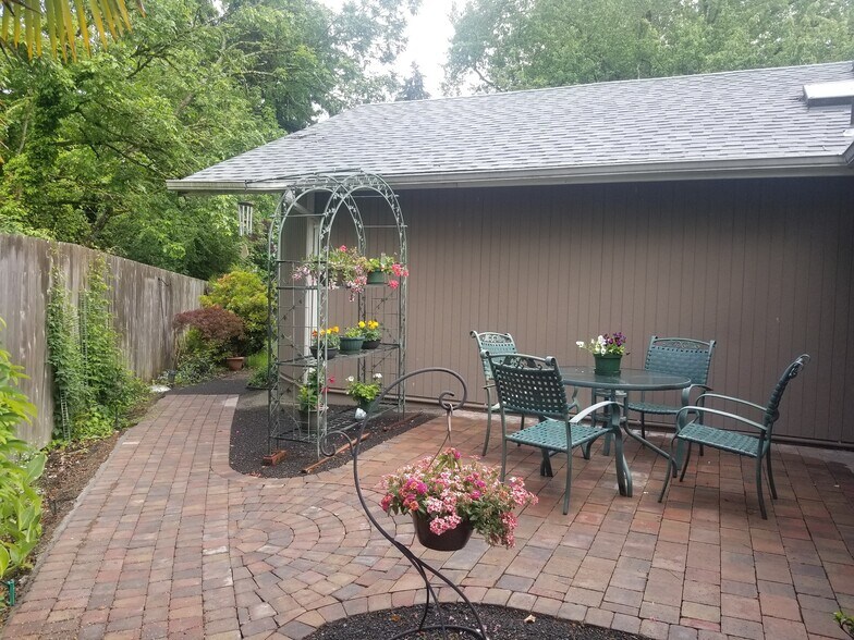 Building Photo - 885 Randall St