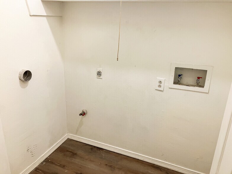 Laundry hookups - 6403 Espana Dr
