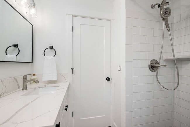 Building Photo - 3233 SE 51st Ave