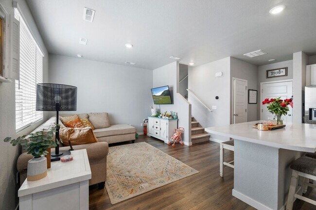 Building Photo - Beautiful 3-Bedroom Townhome with Park Vie...