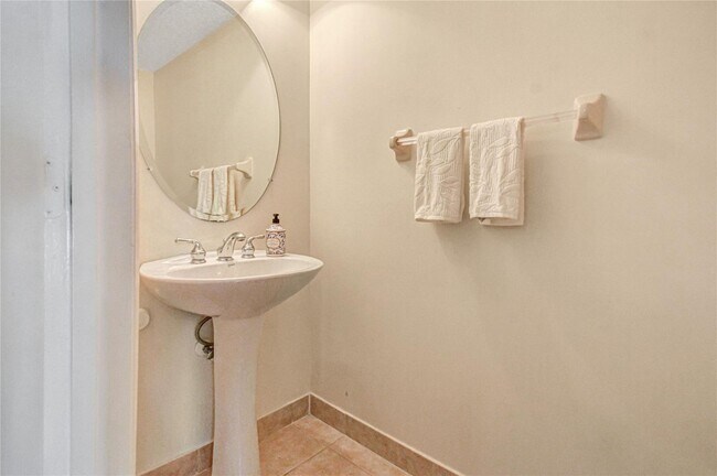 Building Photo - 1061 NW 18th Ave