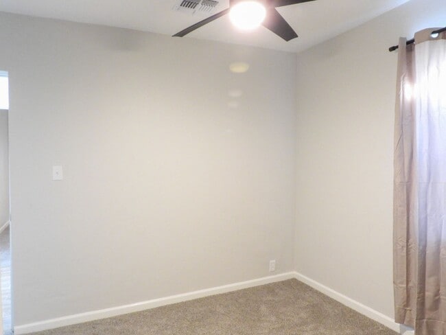 Building Photo - Close to Downtown 3 Bed 2 Bath with Fenced Backyard