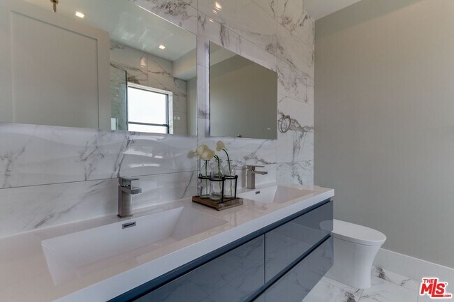 Building Photo - 4830 1/2 Pickford St