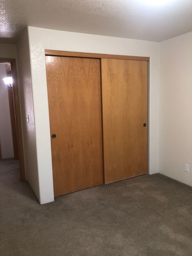 Building Photo - This beautifully maintained 3 bedroom, 2 b...