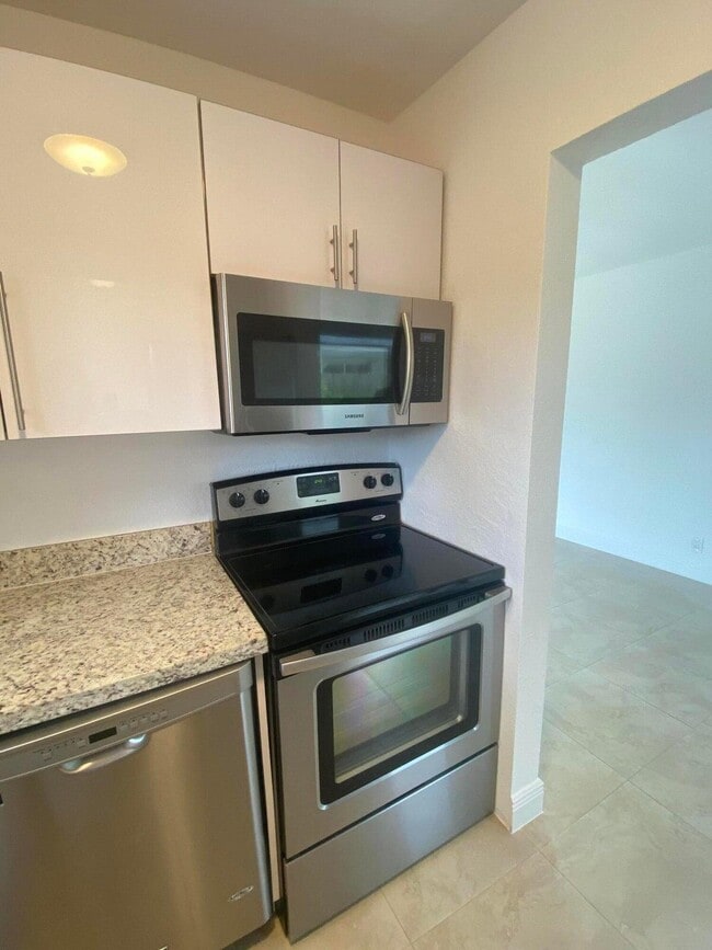 Building Photo - 560 NE 19th Ave