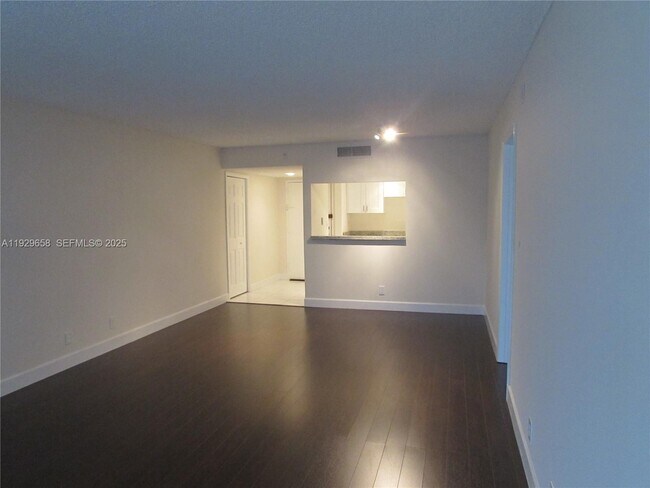 Building Photo - 200 Lakeview Dr