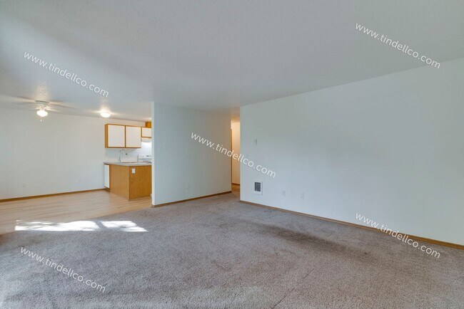 Building Photo - $500 OFF 2ND MONTH RENT** Spacious Pet-Friendly Top-Floor Unit w/ Parking Included!