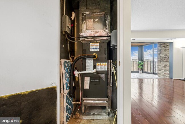 Building Photo - 5902 Mt Eagle Dr