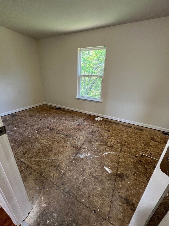 Building Photo - 3 bed, 2 bath, 2 car garage Home on 5 Acres