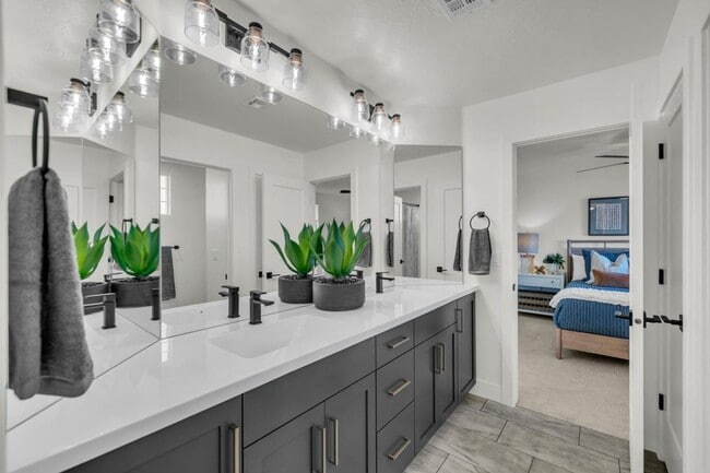 Building Photo - Stunning 6 Bedroom Home in St. George!