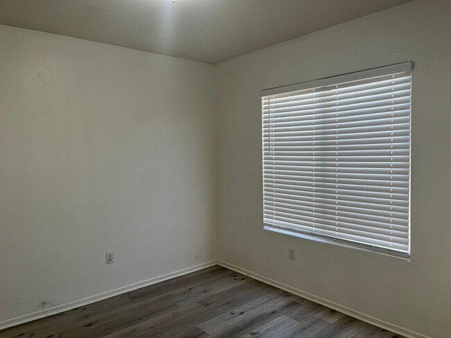 Building Photo - 3 bedroom 2 bathroom Home available in Vic...