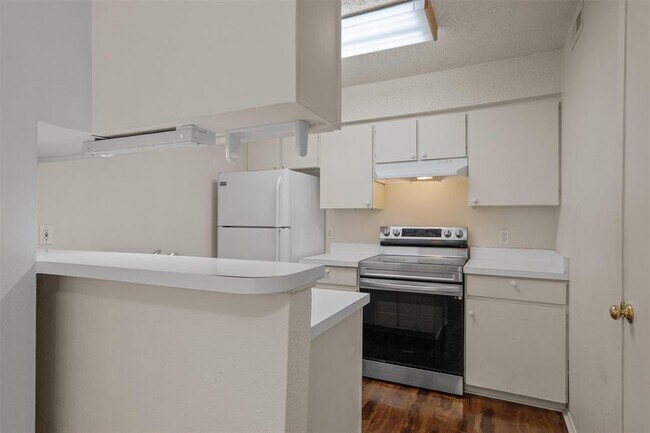 Building Photo - 6910 Hart Ln