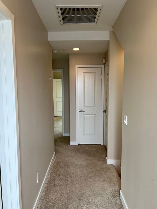Building Photo - Modern 3 Bed/ 4 Bath, Detached, Private Dr...