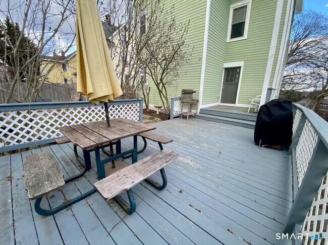 Building Photo - 27 Quintard Ave