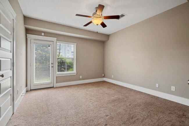 Building Photo - 803 Algona Ave