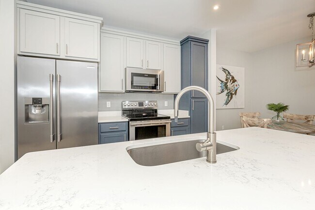 Building Photo - Fully furnished luxurious waterfront condo at The Inlet!