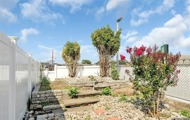 Building Photo - 425 Hancock Pl