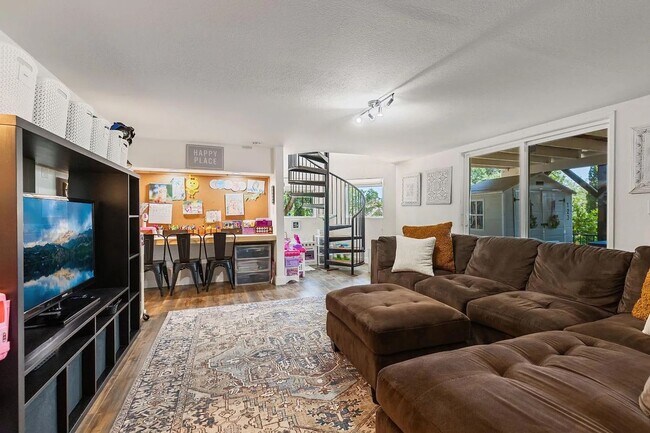 Building Photo - Luxury 5 Bedroom Home with Panoramic Views...
