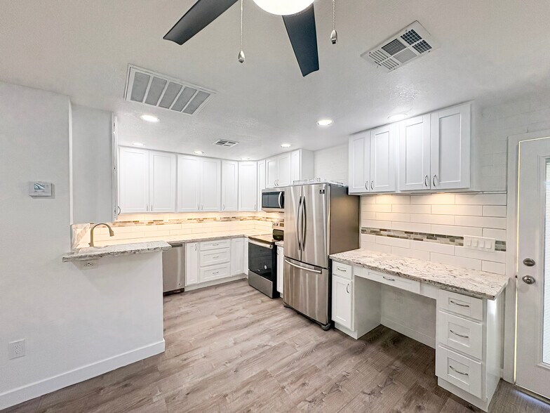 Building Photo - 2737 E Glenrosa Ave