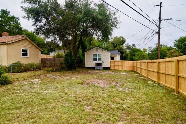 Building Photo - 1549 Heath St