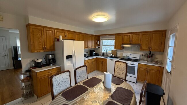 Building Photo - 484 Main St