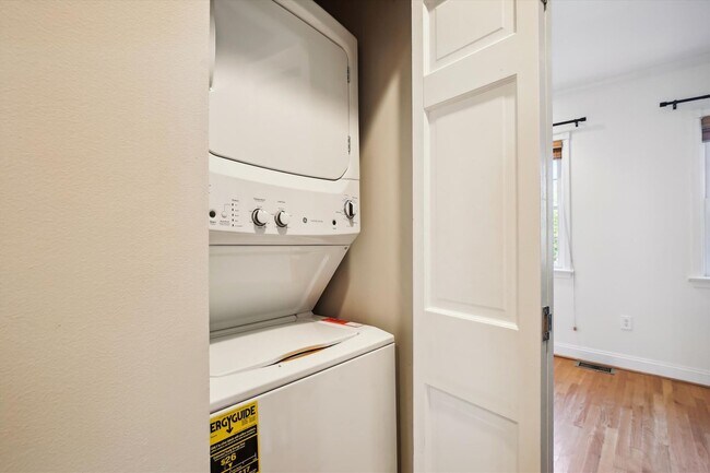 Building Photo - Spiffy 3 Bedroom, 2 Full Bathroom Rowhome just steps from Lincoln Park!!