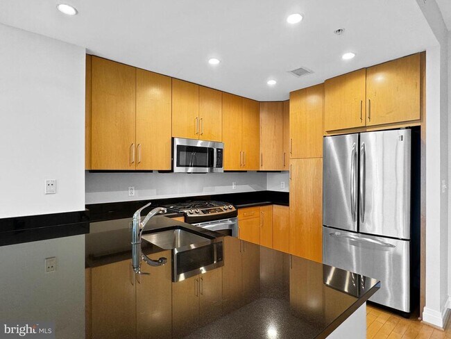 Building Photo - 8220 Crestwood Heights Dr