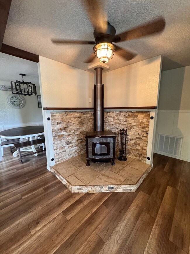 Building Photo - Luxury Lake of the Pines Living | Remodeled 4BD + Large Yard | Furnished or Unfurnished