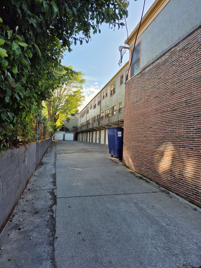 Building Photo - Charming 1 bed, 1 bath unit, with all of i...