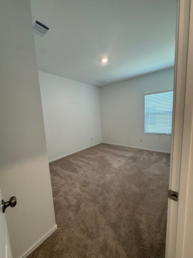 Building Photo - 3 Bed 2 Bath 2 Car Garage Home in Maxwell ...