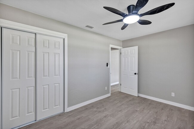 Building Photo - Charming 3-Bedroom Home with Spacious Yard & Enclosed Porch in Frostproof