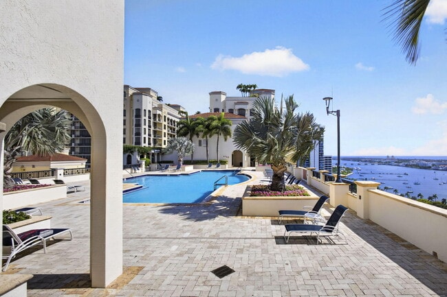 Building Photo - 801 S Olive Ave