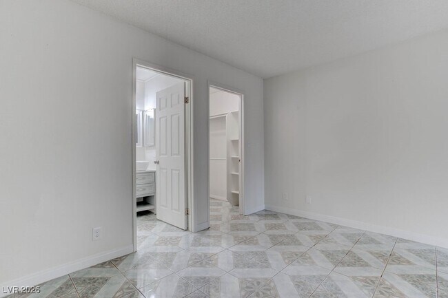 Building Photo - 808 Hedge Way