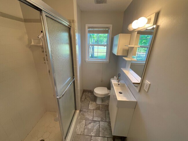 Building Photo - Beautiful 4/2 Frame Home in Marianna on Well