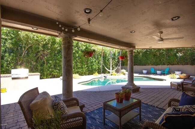 Building Photo - 8070 E Vía Bonita