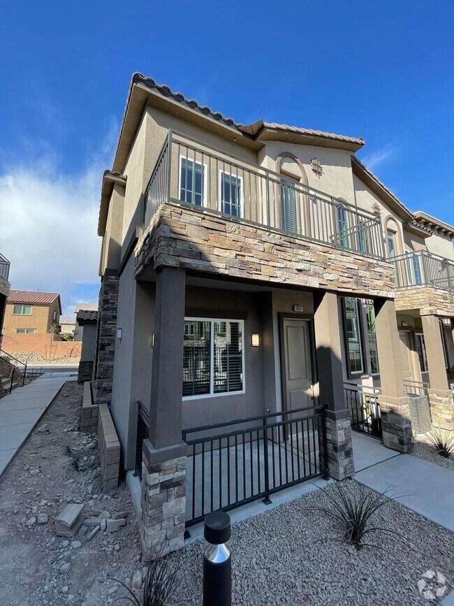 Building Photo - Beautiful Townhome in Providence Gated Com...
